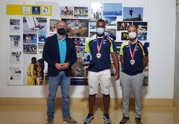 Francisco Castellano recibe a Yasiel Sotero, medalla de bronce en lanzamiento de disco