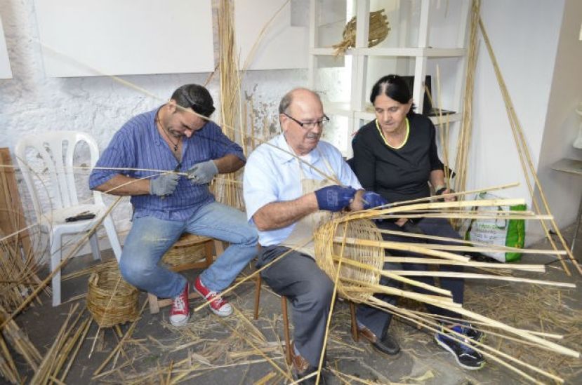 El Cabildo apuesta este a&ntilde;o por transmitir los secretos de la cester&iacute;a, encuadernaci&oacute;n y fieltro artesanal en su programa de verano