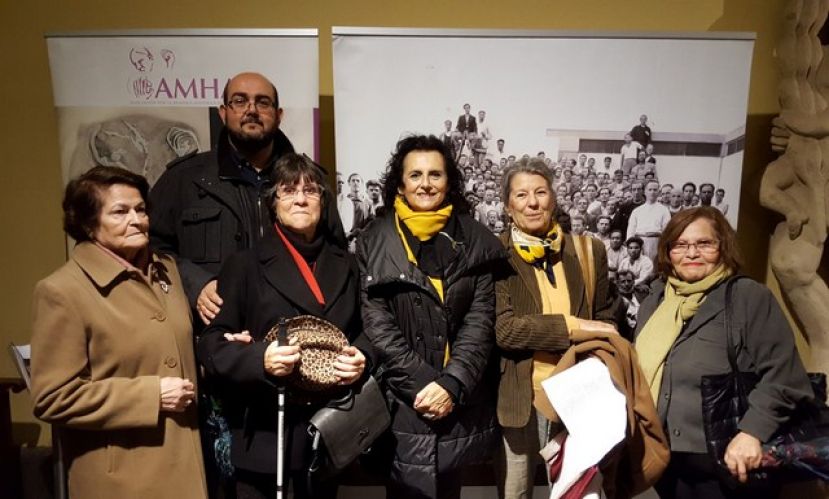 Emoci&oacute;n y recuerdo se dan la mano contra la desmemoria en la inauguraci&oacute;n de la muestra &lsquo;Los pozos del olvido&rsquo; en la Casa de Col&oacute;n
