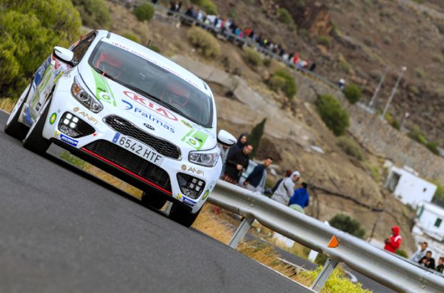 David S&aacute;nchez y Sergio Gonz&aacute;lez-Jaraba con el KIA pro_cee`d GT lideres Grupo N3