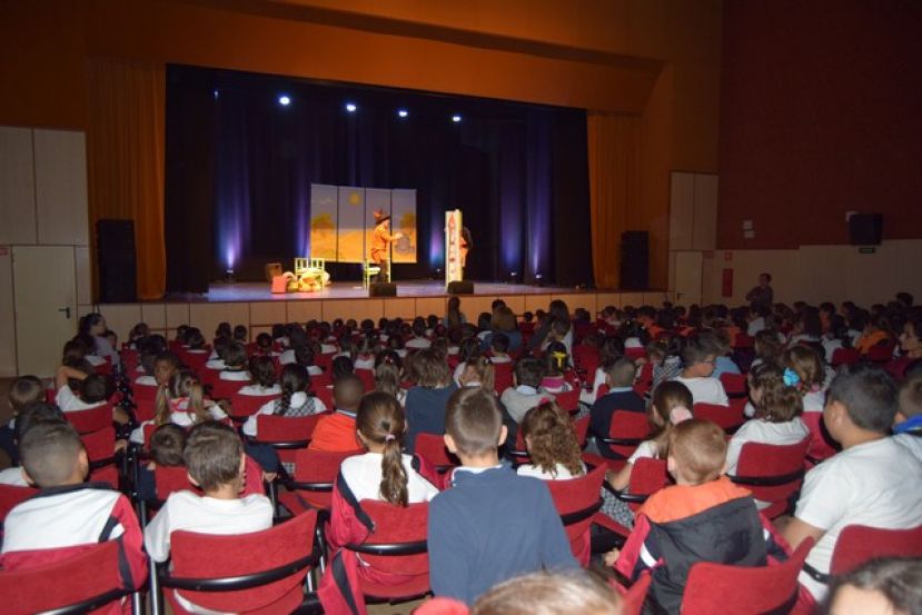 G&aacute;ldar: Los escolares llenan el Centro Cultural Guaires con &ldquo;El Gato con Botas&rdquo;