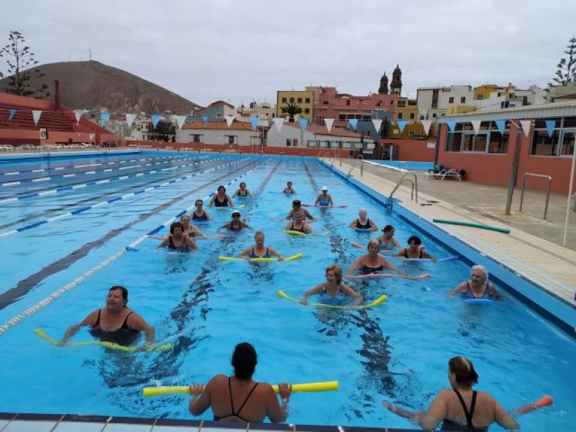 Los mayores de Gu&iacute;a vuelven a disfrutar del aquaerobic y de las excursiones