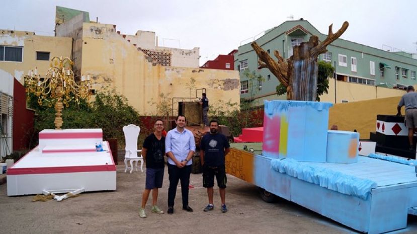 Gáldar prepara las carrozas que animarán la gran cabalgata de este jueves