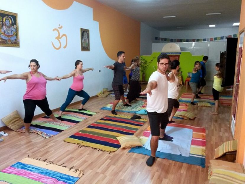 Ag&uuml;imes: &Eacute;xito del Taller de Yoga &amp; Porteo Prenatal en Playa de Arinaga