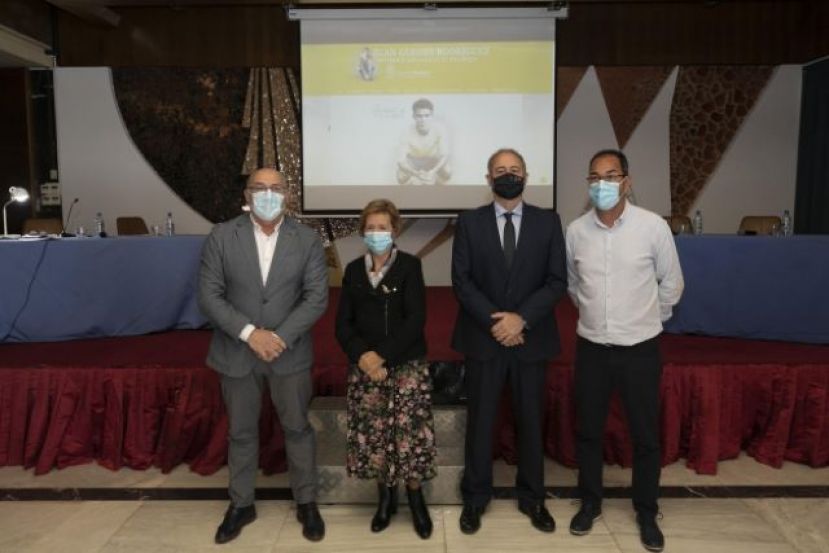 Francisco Castellano, con la familia de Juan Guedes en la presentación de su página web