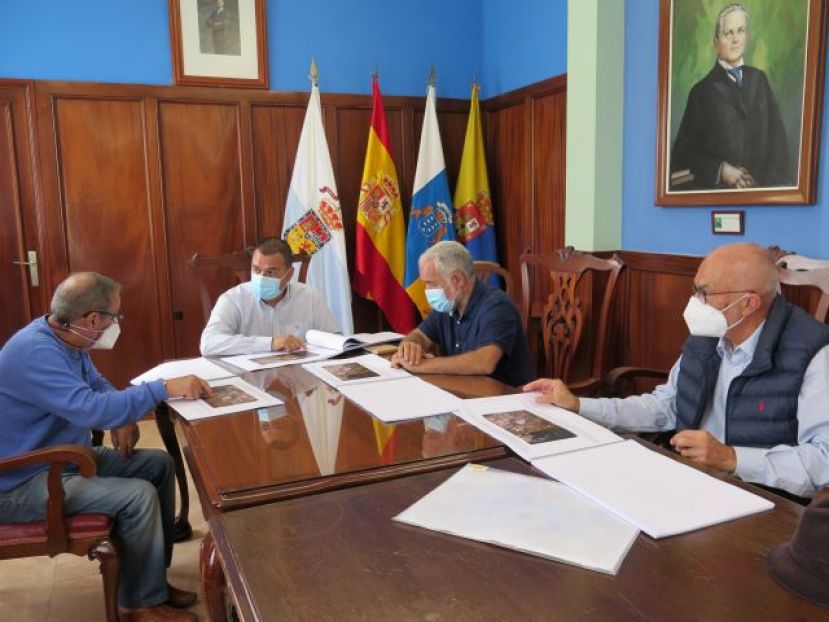 El alcalde de Gu&iacute;a recibe a la Plataforma Agaete Dividido No