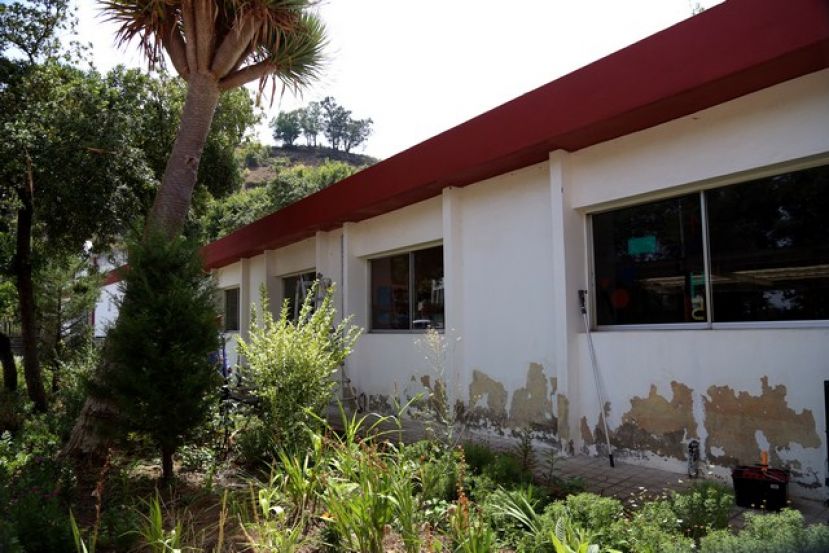 El Ayuntamiento de Valleseco ejecuta obras de mejora en el colegio del municipio