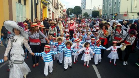 Las calles del casco de Guía vivieron hoy una explosión de colorido, fantasía y humor
