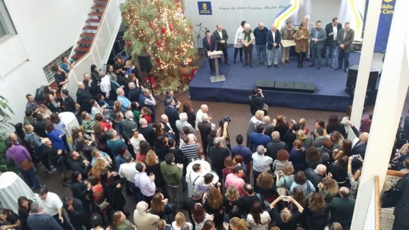 Alegría y emoción en el encuentro navideño del Cabildo con sus empleados