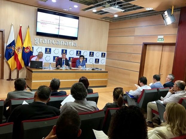 El Cabildo duplica la partida destinada a los ayuntamientos de Gran Canaria para asfaltados municipales con 2,1 millones