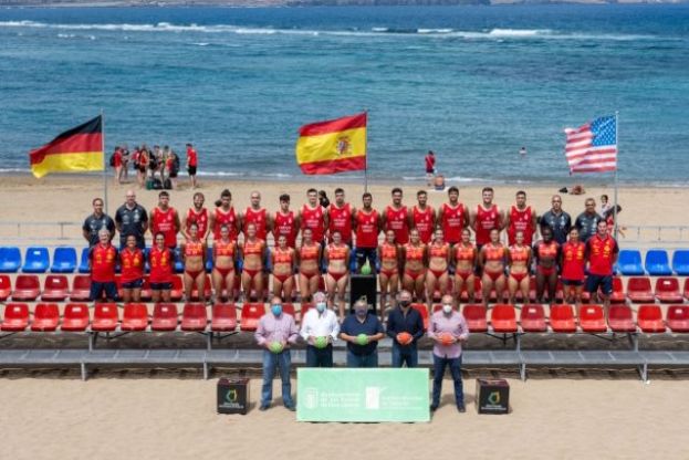 Castellano visita los entrenamientos de las selecciones masculinas y femeninas, que participarán en el Campeonato Internacional de Balonmano Playa