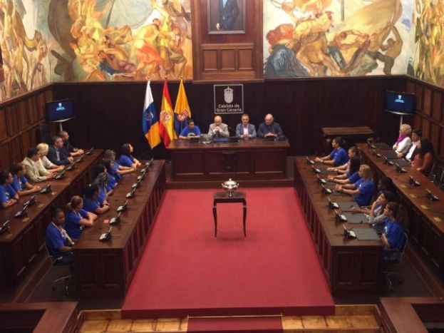 El Cabildo agasaja a las jugadoras del Rocasa, campeonas de la Copa de la Reina