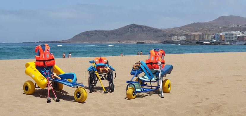 Cruz Roja en Canarias brinda el servicio de Baño Asistido en 16 playas del litoral