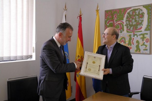 La Gran Logia de España entrega al Cabildo su reconocimiento