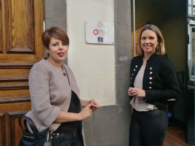 Las tiendas de Chela Clo y La Rana Roja ya lucen placas de Gran Canaria Moda C&aacute;lida para hacerse m&aacute;s visibles a los consumidores