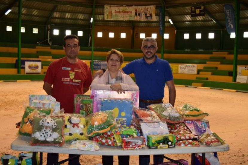 El Uni&oacute;n G&aacute;ldar hace entrega de lo recaudado en su campa&ntilde;a solidaria