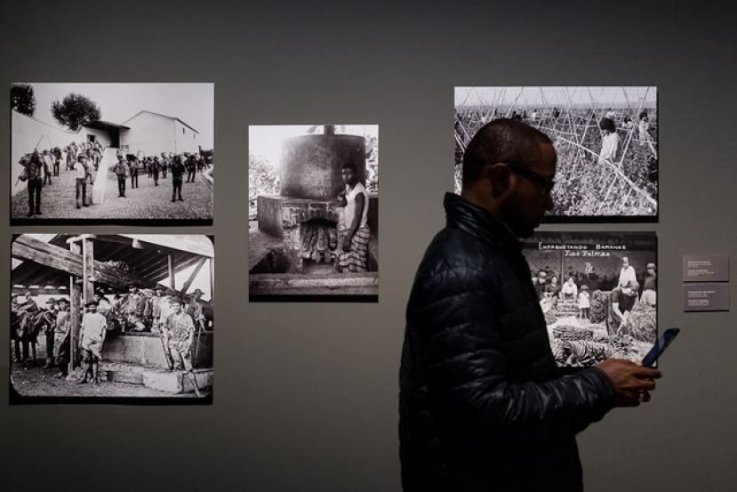 El experto en fotograf&iacute;a hist&oacute;rica Gabriel Betancor gu&iacute;a al p&uacute;blico por la muestra &lsquo;Luces del Atl&aacute;ntico&rsquo;, en la Casa de Col&oacute;n