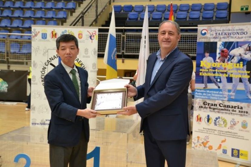 Castellano recibe del C&oacute;nsul de Corea una placa en agradecimiento