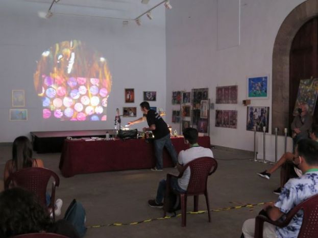Gu&iacute;a: El artista Luis Henr&iacute;quez muestra su espect&aacute;culo de luz l&iacute;quida en el IES Gu&iacute;a