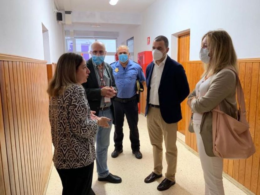Visita a los inmigrantes trasladados a la Residencia Escolar Santa María de Guía