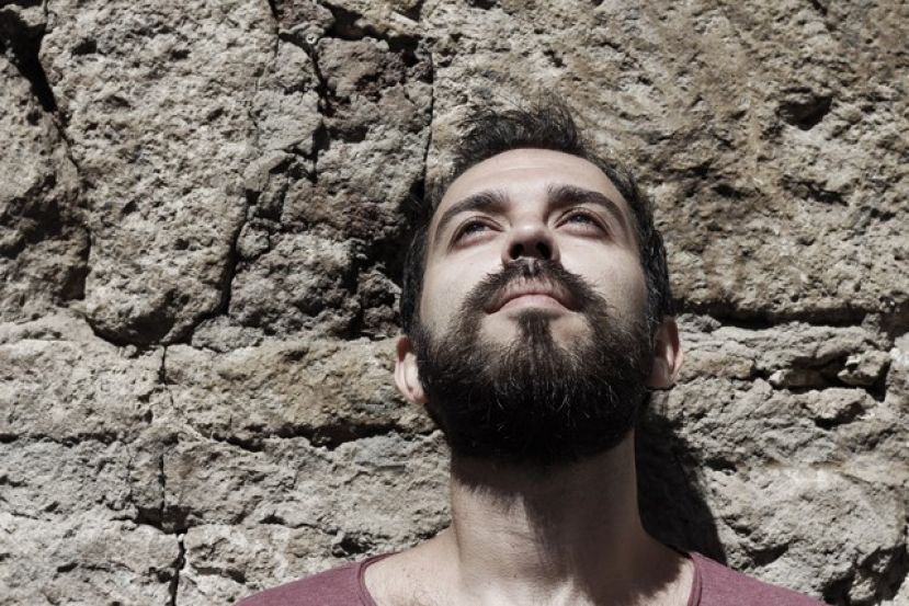 El cantautor Ari Jiménez protagoniza la nueva cita del ciclo ‘Patios En(Cantados)’
