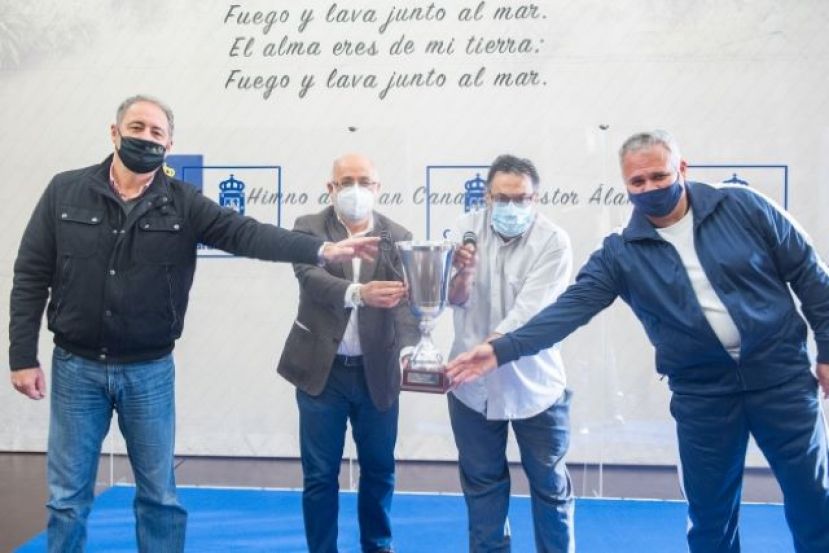 Antonio Morales y Francisco Castellano reciben al CV CCO 7 Palmas en la Casa  Palacio del Cabildo de Gran Canaria