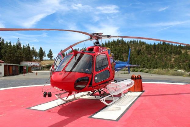 Ya está en Artenara el primero de los dos helicópteros de extinción de incendios