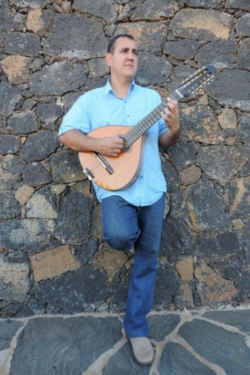 El profesor Silvestre Ram&iacute;rez imparte un curso de instrumentos de p&uacute;a en Gu&iacute;a