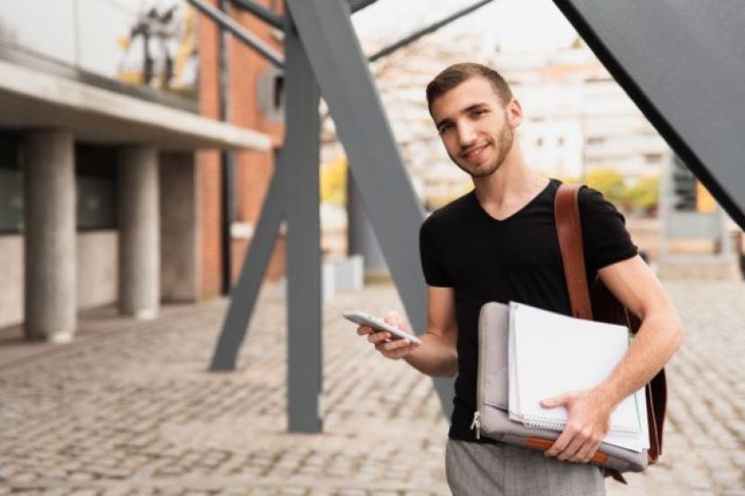 Educaci&oacute;n abona 1,7 millones de euros en becas universitarias para 2.287 estudiantes