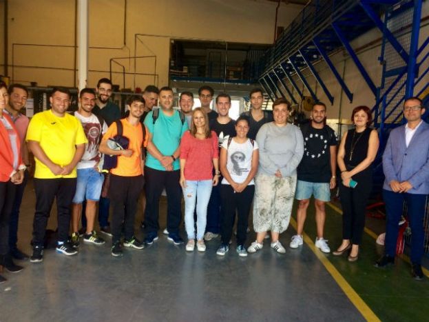 Una quincena de jóvenes se forman como auxiliares de almacenaje