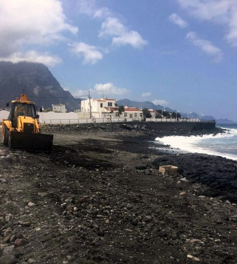 Tareas de acondicionamiento y mejoras en la Playa de Las Salinas de Agaete
