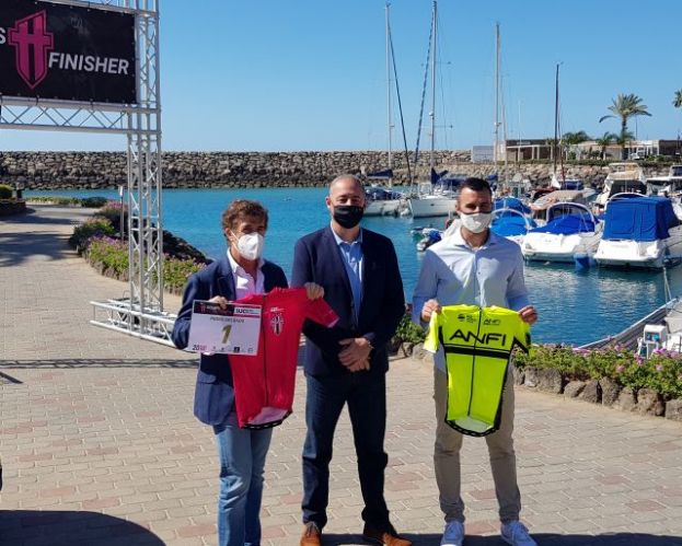 Perico Delgado recoge el dorsal número 1 y pedalea con los ciclistas locales de Gran Canaria
