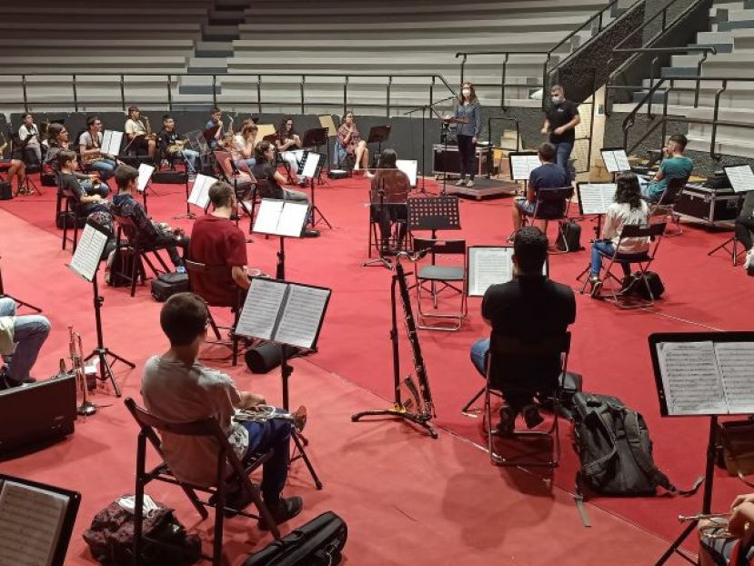 La Banda Municipal de M&uacute;sica Ciudad de Gu&iacute;a traslada los ensayos al terrero de lucha
