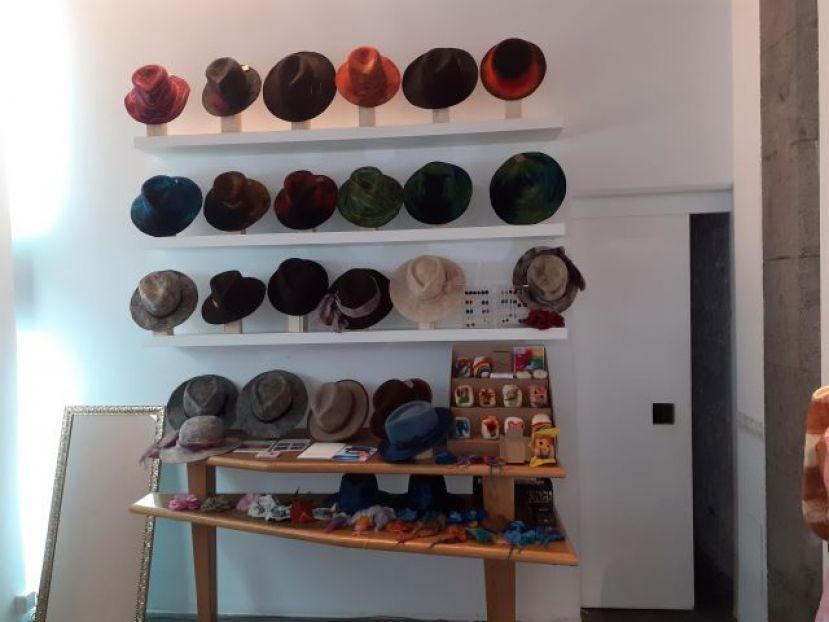 Sombreros de lana de oveja canaria, cubrehombros, joyas de plata ecol&oacute;gica, piezas de gres y jabones naturales, expuestos en la Sala de la Fedac