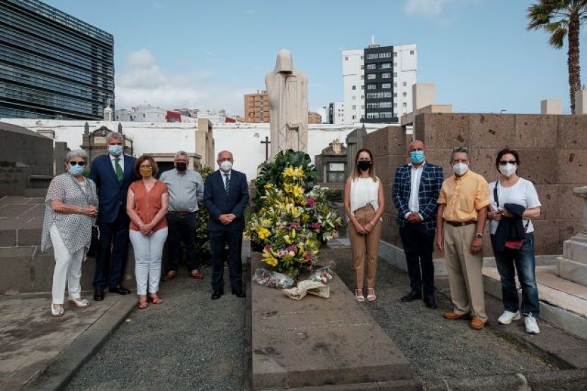 Una ofrenda floral en el sepulcro de Tomás Morales rinde homenaje al Poeta Atlántico