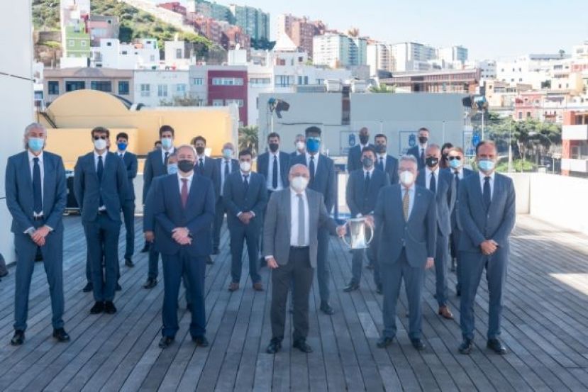 Antonio Morales y Francisco Castellano homenajean al CV Guaguas Las Palmas tras conquistar la Copa del Rey de Voleibol