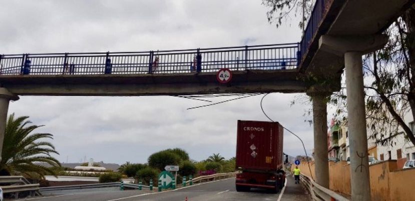 Los da&ntilde;os provocados por una colisi&oacute;n en la pasarela peatonal de El Secadero obligan al cierre de un tramo de la carretera del centro