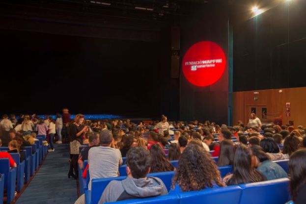 M&aacute;s de 2.000 escolares disfrutan en el Teatro Cuy&aacute;s del cl&aacute;sico &lsquo;Electra&rsquo;