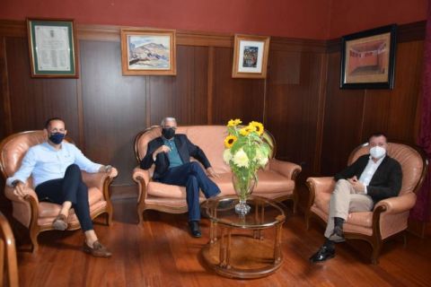 Agradecimiento por los a&ntilde;os en la direcci&oacute;n del Museo Antonio Padr&oacute;n a C&eacute;sar Ubierna