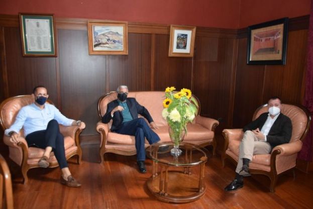 Agradecimiento por los años en la dirección del Museo Antonio Padrón a César Ubierna