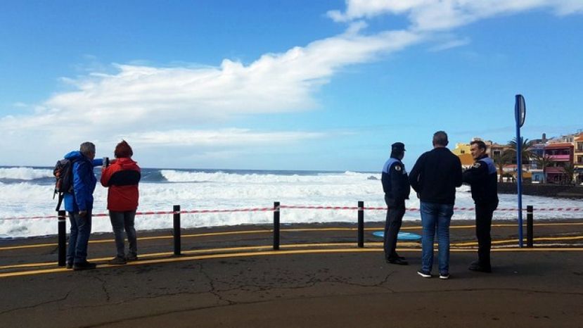 La Gomera: Limpieza en varias vías de La Gomera y se mantiene el PEIN