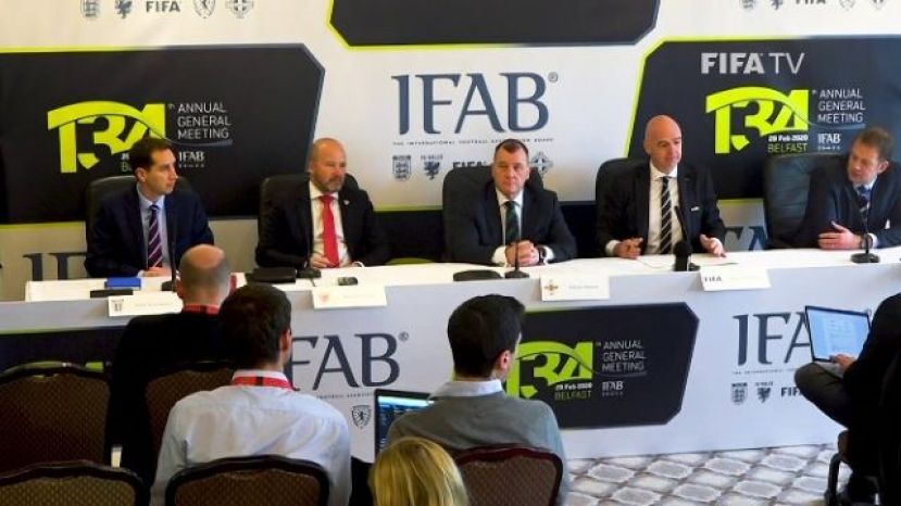 La IFAB prorroga las cinco sustituciones mientras dure la pandemia