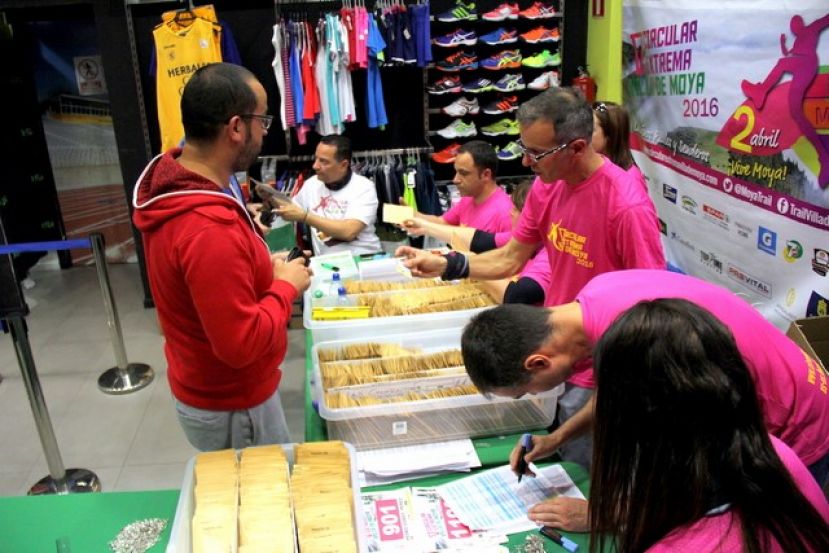Gran afluencia de corredores en el primer día de entrega de dorsales para la V Circular Extrema Villa de Moya