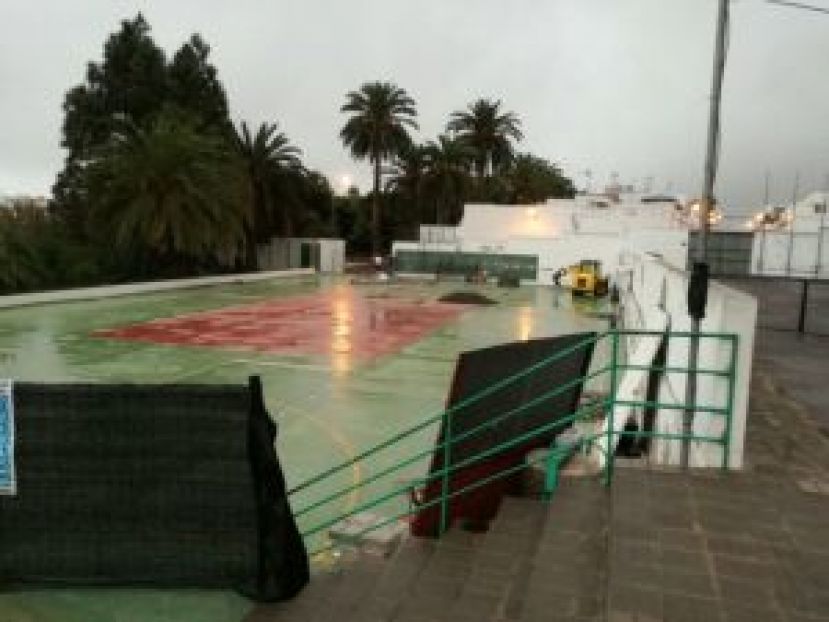 Firgas: Comenzaron las obras del techado de la cancha del colegio del casco