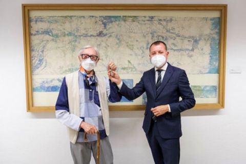 Pepe D&aacute;maso entrega las llaves de su vivienda en Agaete