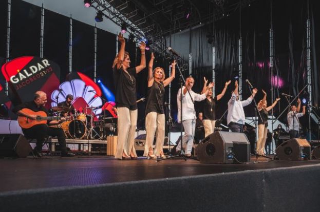 La música del grupo sevillano “Siempre Así” puso el broche final a las Fiestas 2021