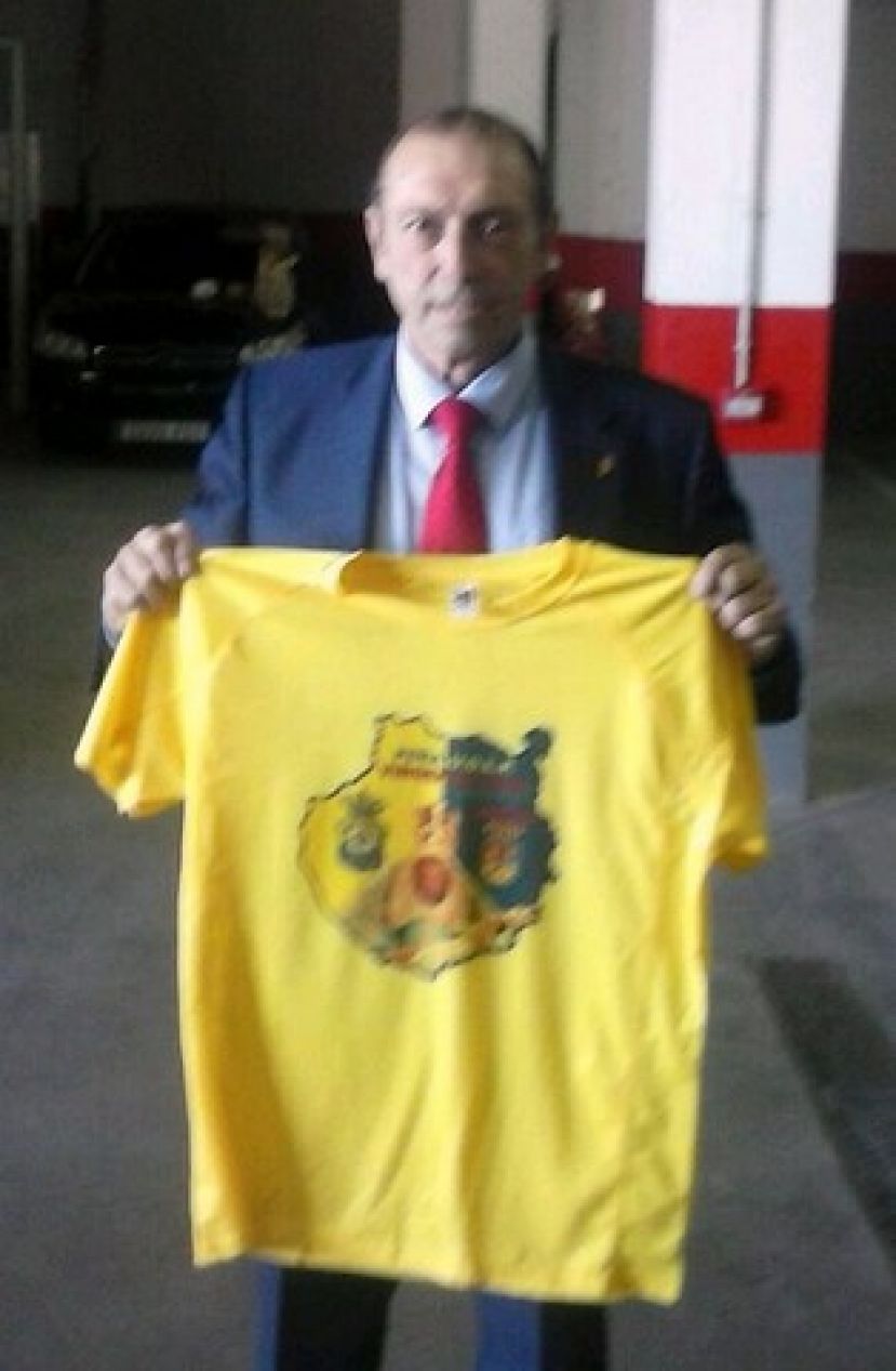 La Pe&ntilde;a UDLP Virgen de Gu&iacute;a le regala una camiseta a Quini