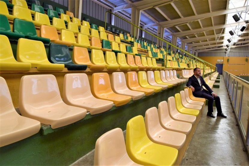 G&aacute;ldar: El Polideportivo Municipal Juan Vega Mateos ya luce las 897 nuevas butacas