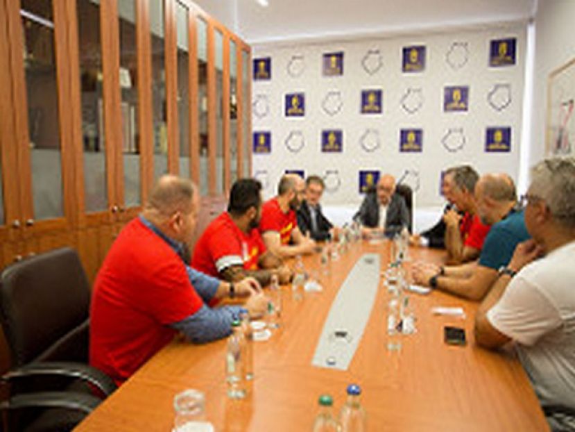 El Cabildo traslada a los trabajadores de seguridad privada que incluir&aacute; cl&aacute;usulas sociales en sus contratos