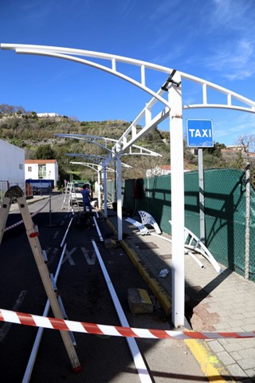 Valleseco: Comienza la instalaci&oacute;n de la nueva marquesina de la parada de taxis